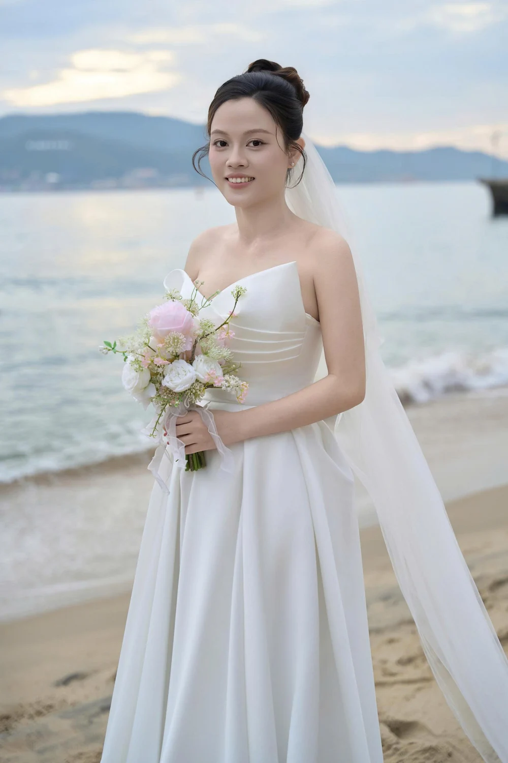 Cô dâu Phạm Hồng Đào bên bờ biển