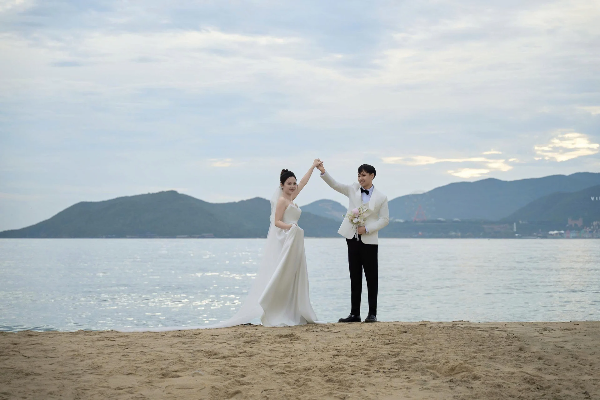 Hồng Đào và Ngọc Huy bên bờ biển