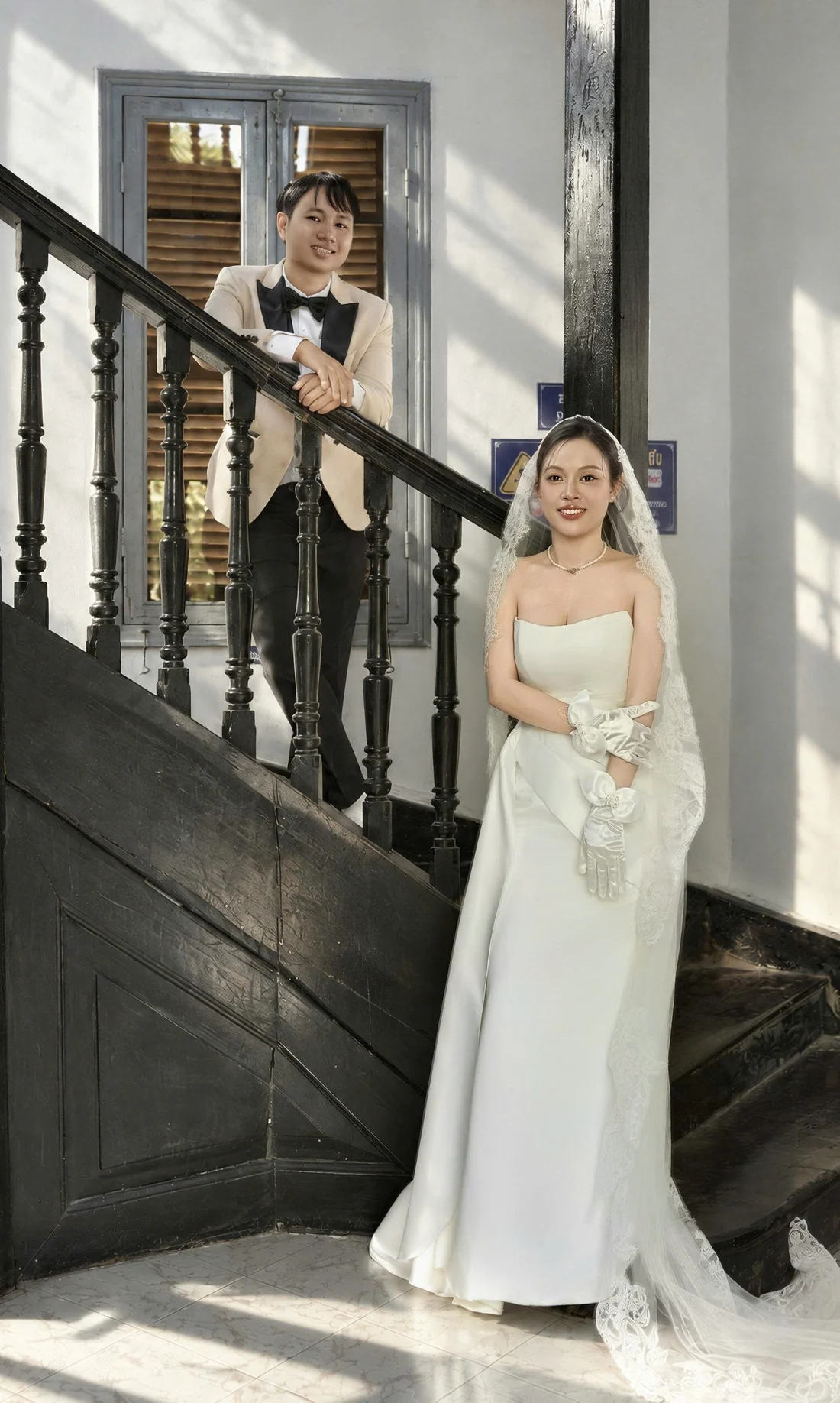 Cô dâu Hồng Đào bên cầu thang cổ