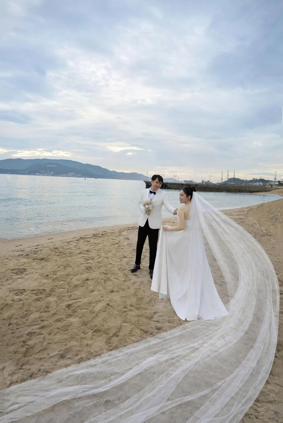 Cô dâu chú rể trên bãi biển