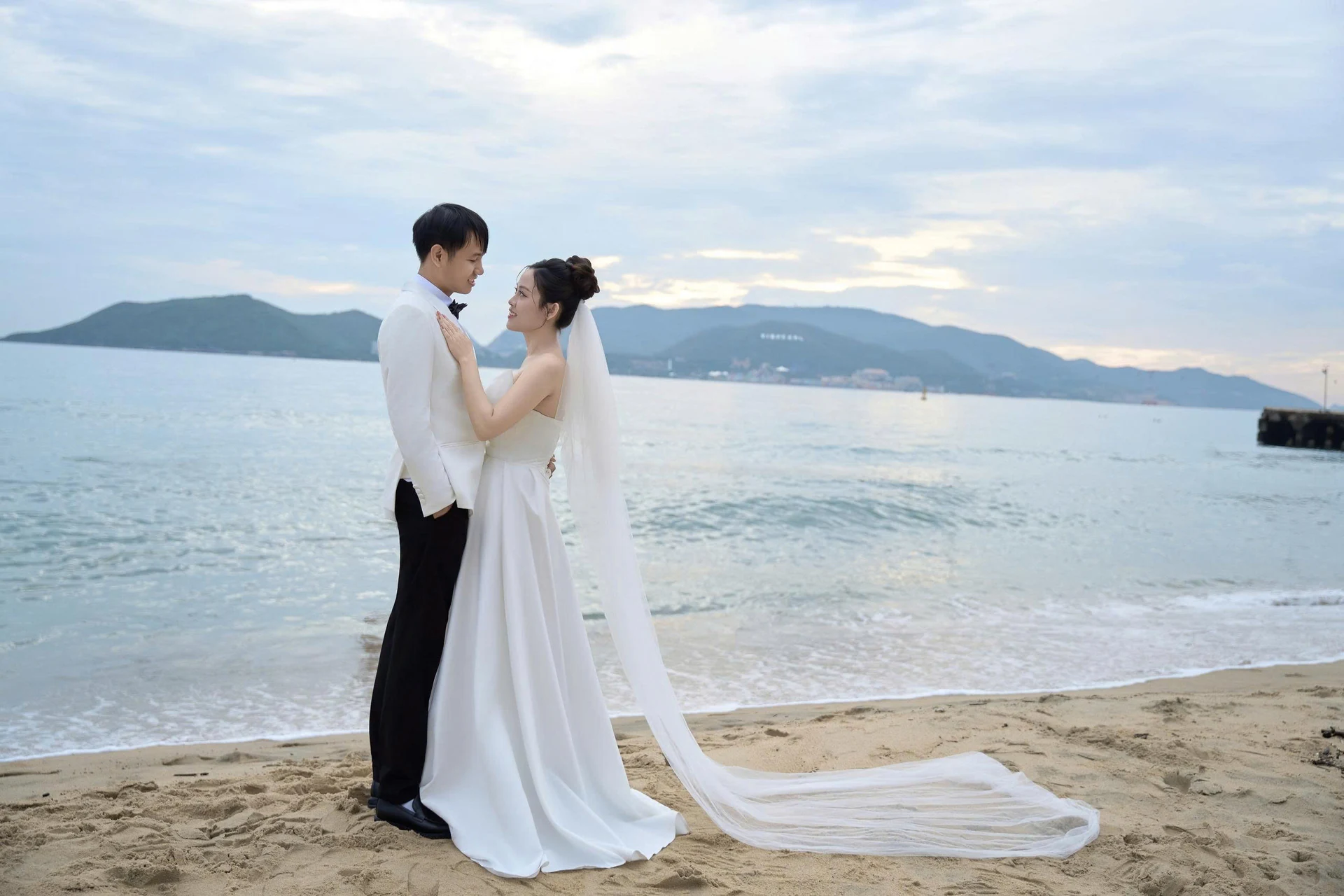 Hồng Đào và Ngọc Huy bên bờ biển